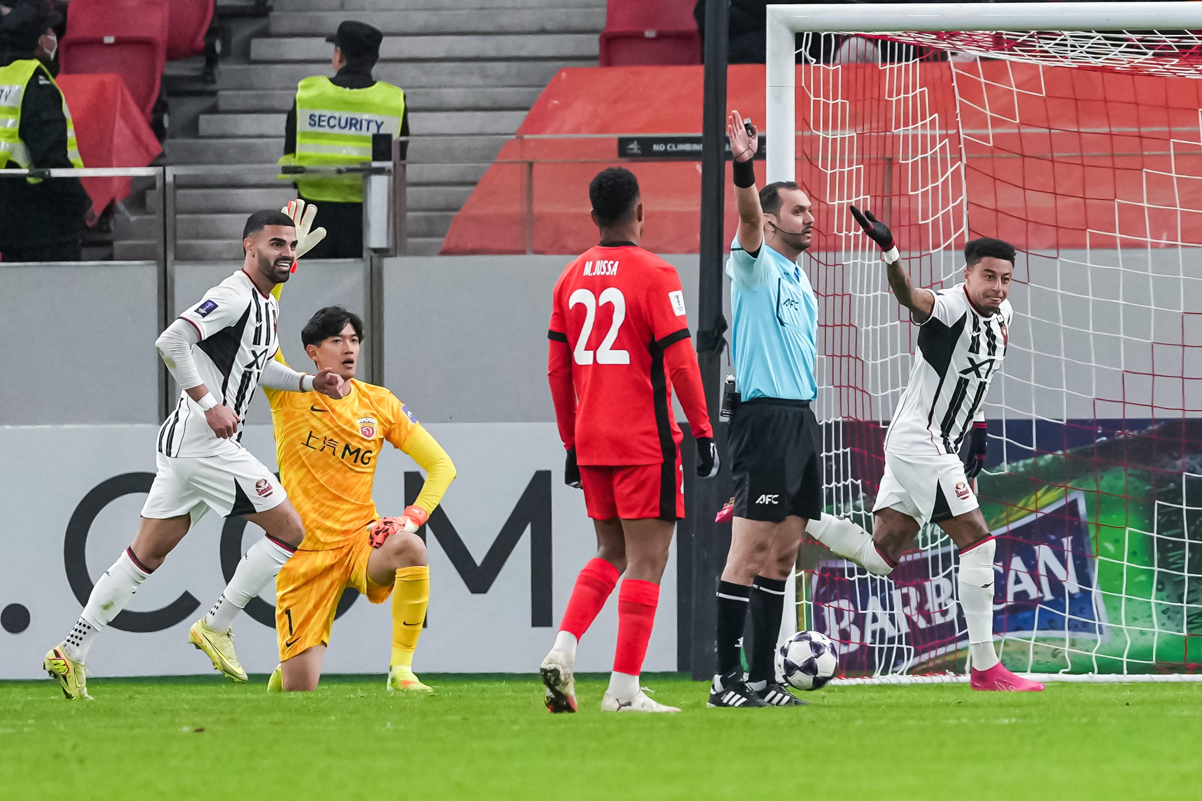 包含关键时刻上海海港调整名单以备亚冠，主帅复盘环节打磨，悬念犹存，赛季目标并未改变的词条-爱游戏